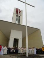 Blagoslov »papeževega« križa pri cerkvi v 
